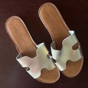 Universal Thread women’s gold sandals - size 8 1/